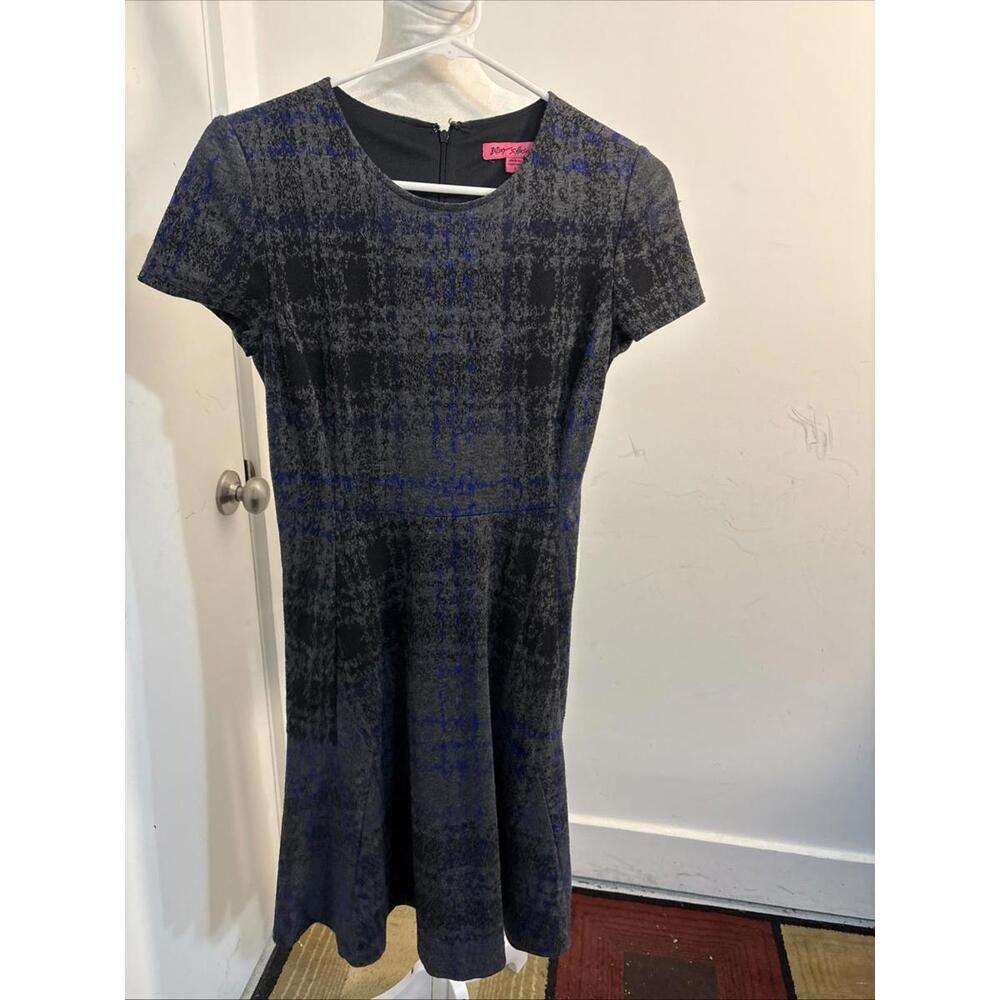 Betsey Johnson Dress Size‎ 2 Heavy Weight Fit And Flare Stunning